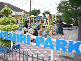 Dukung Ruang Publik Ramah Anak, PLN Indonesia Power UBP Lontar Serahkan Alat Bermain di Kemiri Park