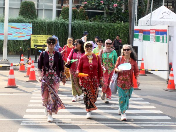 Komunitas Iluni FTUI Dancing Engineers Nikmati Wisata Sejarah Sambil Menari