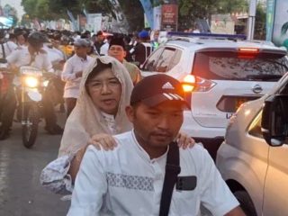 Gubernur Baru BI, Destry Damayanti Terekam Naik Motor di Jombang