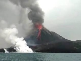 Anak Gunung Krakatau Kembali Erupsi, Abu Vulkanik Terdeteksi hingga Jakarta