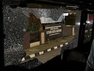 Bus EPA Persib Diserang di Batang,Kaca Pecah Hingga Official Jadi Korban Penganiayaan