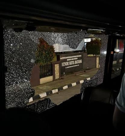Bus EPA Persib Diserang di Batang,Kaca Pecah Hingga Official Jadi Korban Penganiayaan
